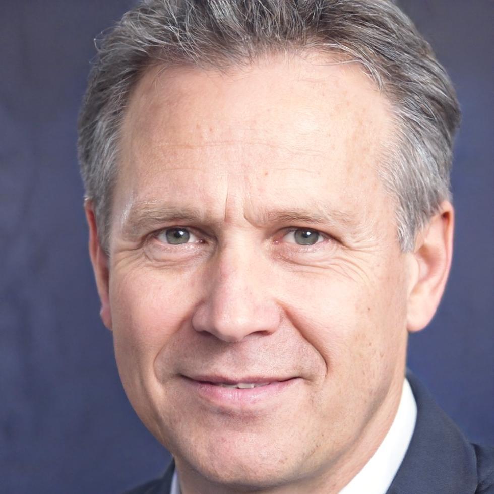 Professional instructor presenting content optimization strategies